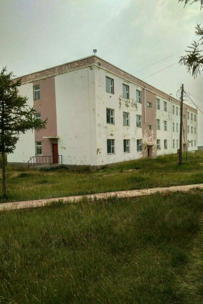 Budova internátu učiliště TVET Erdene před realizací zateplení.